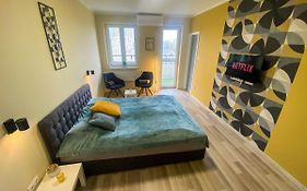 Fresh Smartly Designed Studio Flat & Sunny Balcony